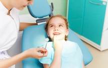 Peste 1.500 de medici dentisti din 41 de judete ofera gratuit consultatii sau detartraje