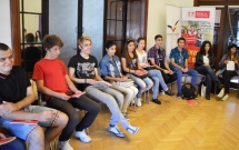 Elevi din 6 orase din Romania participa la “Raftul cu experiente”, un program interactiv de dezvoltare profesionala