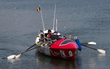 Românii care vor traversa pentru prima dată Oceanul Atlantic vâslind și-au lansat la apă barca