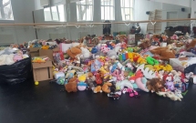 Peste 800 de jucării strânse în campania J.O.C. a Operei Comice pentru Copii au fost donate copiilor defavorizați