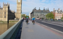 Doi români stabiliți în Anglia încep turul Europei pe biciclete, pentru a susține educația copiilor fără posibilități din România