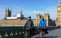 Cei doi români, care au pornit pe biciclete de la Londra la București pentru a sprijini educația, au ajuns la destinație