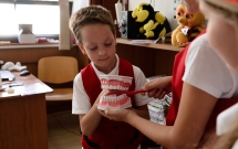 Colgate România și voluntarii Crucii Roșii Române învață 100.000 de copii cum să aibă o igienă orală corectă