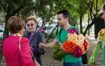 De Ziua Internațională a Vârstnicilor, bătrânii primesc peste 6000 de „Flori pentru Suflet”