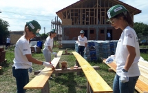 Teambuilding pe șantierul Habitat for Humanity: 40 voluntari Metropolitan Life au construit locuințe la Ploiești
