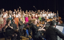 Filarmonica Cehă şi corul de copii romi Čhavorenge concertează în Sinaia