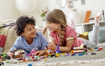 Un studiu realizat de Grupul LEGO® arată că familiile care se joacă mai mult sunt mai fericite