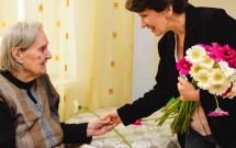 Dăruiește un gând bun și o Floare pentru Suflet bătrânilor din România