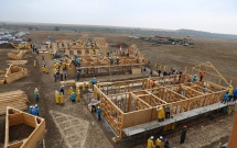 100 de angajați Kaufland România s-au înscris pentru construirea a 8 case în 5 zile