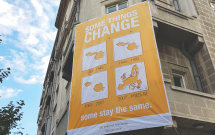 Unele lucruri se schimbă, altele rămân la fel – un nou banner pe faţada Centrului Ceh din Bucureşti