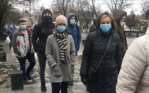 În jur de 40 de cetăţeni au protestat astăzi cu măşti chirurgicale pe nas şi gură în faţa Primăriei Capitalei