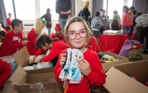 Peste 1.200 de copii defavorizați din toată țara au primit cadourile dorite prin programul „Scrisori pentru Moș Crăciun”