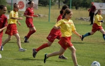 Ține Pasul cu Fetele pe terenurile de fotbal din România în această primăvară