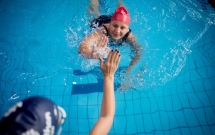 Peste 400 de oameni înoată și strâng bani la Swimathon București