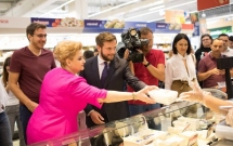 Carrefour România lansează un program de folosire responsabilă a plasticului și introduce plata cu PET-ul