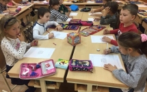 Nouă școli din Transilvania vor primi materiale educaționale și jocuri interactive noi, într-un proiect derulat de Fundația Michael Schmidt