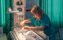 Salvați Copiii duce aparatură medicală necesară supraviețuirii prematurilor la Zalău