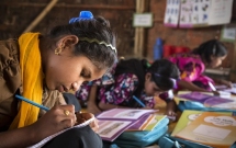 25 de ani de progrese inegale: În ciuda îmbunătățirilor realizate în domeniul educației, lumea continuă să fie un loc în care fetele se confruntă cu violența și discriminarea – UNICEF
