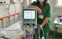 Salvați Copiii a echipat cu ventilator, aparat de dezinfectare și echipamente de protecție spitale din Arad și Brașov