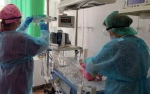 Salvați Copiii intensifică dotarea spitalelor: aparatură medicală performantă ajunge la Petroșani și Făgăraș