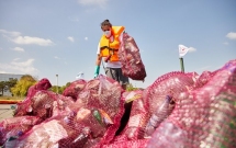 Peste 100 de voluntari, printre care și scafandri, au strâns 4 tone de deșeuri din Lacul Tăbăcăriei și de pe maluri