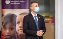 Ambasadorul Statului Israel în România a oferit 25 de tablete copiilor din programele Hope and Homes for Children, în cadrul unei vizite în Baia Mare