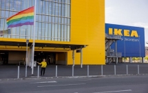 IKEA România ridică steagul curcubeu și sprijină drepturile LGBT+ prin campania „Dragostea e dincolo de cei patru pereți”