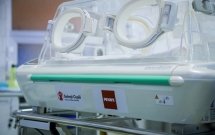 Salvați Copiii România duce la Cluj-Napoca aparatură medicală performantă  pentru nou-născuții care au nevoie de suport respirator