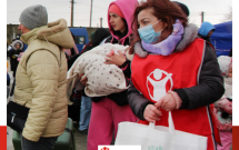 O mamă, un copil și o valiză: Mamele și copiii din Ucraina au nevoie de sprijin, la punctele de frontieră și în centrele de refugiați. Povestea Taniei