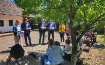 Proiectul „Punguța cu două cărți” care încurajează lectura începând din primele luni de viață s-a lansat oficial la Humulești (jud. Neamț)