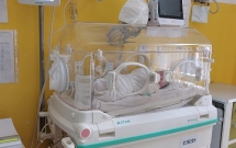 Salvați Copiii România duce aparatură medicală vitală la Maternitatea Făgăraș cu sprijinul cititorilor Libris