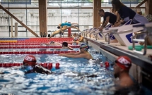 Swimathon București 2022: 381 de oameni s-au întrecut în lungimi de bazin, pentru 25 de proiecte din comunitate. Campania de donații continuă până pe 10 iulie.