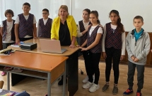 CEZ și Narada dotează 2 școli din județul Argeș cu echipamente digitale și spații de lectură