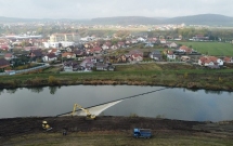 Soluție inovatoare pentru râuri mai curate: 5 râuri din România beneficiază, de anul acesta, de capcane plutitoare care colectează deșeurile