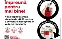 Sistemul Coca-Cola România face tranziția la sticlele din plastic cu capace atașate, pentru a ușura colectarea și reciclarea acestora