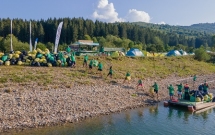 Mobilizare pentru lacul Bicaz: 100 de voluntari au petrecut 2 zile la cort și au strâns 3.7 tone de deșeuri de pe malurile lacului