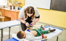 Trei caravane medicale, dotate cu aparatură medicală, sunt pe teren, în comunitățile rurale vulnerabile: Copii subnutriți, cu anemii carențiale, printre afecțiunile diagnosticate