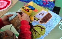 Asociația Zi de BINE invită publicul la „Metamorfoze” – o instalație colaborativă de artă textilă, despre sănătatea mintală și puterea fragilității la vârsta a treia