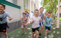Dintre cei aproape un milion și jumătate dintre copiii români care trăiesc în risc de sărăcie și excluziune socială, mai puțin de 30.000 beneficiază de serviciile centrelor de zi pentru prevenirea separării copilului de familie