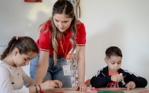 Aproape 30.000 de copii români beneficiază de serviciile centrelor de zi pentru prevenirea separării copilului de familie, în condițiile în care aproape un milion și jumătate dintre copiii români trăiesc în risc de sărăcie și excluziune socială