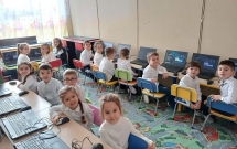 Dăm Click pe România 2025: 4.000 de calculatoare recondiționate vor ajunge în 196 de școli, ONG-uri și instituții sociale din țară
