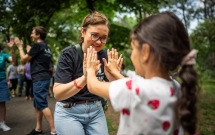 Ajungem MARI caută 1.000 de voluntari care să devină prietenii copiilor instituționalizați