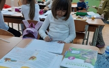 În ce context începe anul școlar 2025 – 2026? Abandon școlar, costuri ascunse ale educației și discrepanțe între urban și rural: date relevante și semnal de alarmă