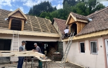 Casele tradiționale din Râu Sadului își recapătă culorile și poveștile