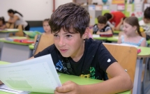 Nouă din 10 copii aflați în stare de vulnerabilitate spun că important pentru ei e să mânânce suficient și să aibă cărți și jocuri: cum arată sărăcia, în afara statisticilor