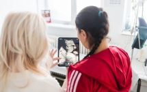 Aproape una din 10 nașteri provine de la fete cu vârsta între 15 și 19 ani. Pentru 23 de mame sub 15 ani, e vorba de al doilea copil.