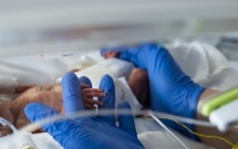 Pe fondul creșterii alarmante a mortalității infantile, Salvați Copiii dotează au aparatură medicală vitală Secția de ATI a Spitalului Universitar de Urgență din București.