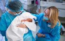 Salvați Copiii România trage un semnal de alarmă asupra importanței monitorizării sănătății mintale după naștere: nașterile premature și spitalizarea îndelungată a nou-născutului reprezintă factori de risc